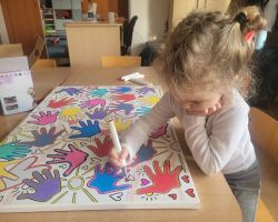 Dzieci tworzą kolorowy obraz na płótnie