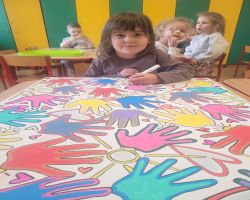 Dzieci tworzą kolorowy obraz na płótnie