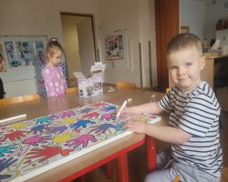 Dzieci tworzą kolorowy obraz na płótnie