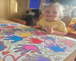 Dzieci tworzą kolorowy obraz na płótnie