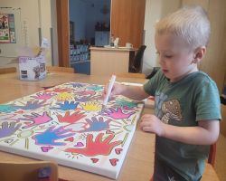 Dzieci tworzą kolorowy obraz na płótnie