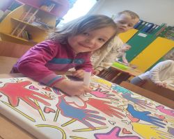 Dzieci tworzą kolorowy obraz na płótnie