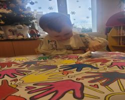 Dzieci tworzą kolorowy obraz na płótnie