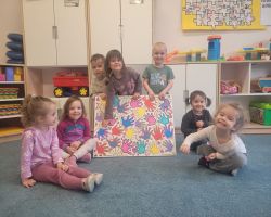 Dzieci tworzą kolorowy obraz na płótnie