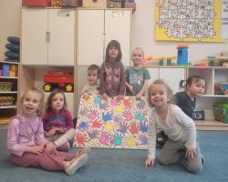 Dzieci tworzą kolorowy obraz na płótnie