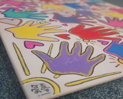 Dzieci tworzą kolorowy obraz na płótnie