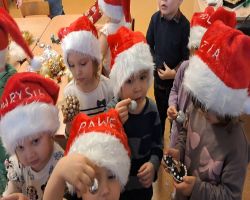 Dzieci ubierają choinkę na święta