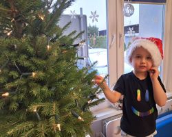 Dzieci ubierają choinkę na święta