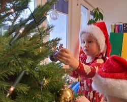 Dzieci ubierają choinkę na święta