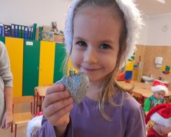 Dzieci ubierają choinkę na święta