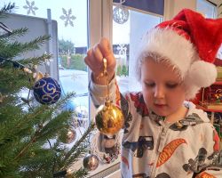 Dzieci ubierają choinkę na święta