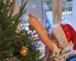 Dzieci ubierają choinkę na święta