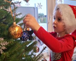 Dzieci ubierają choinkę na święta