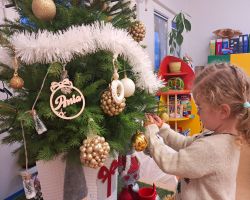 Dzieci ubierają choinkę na święta