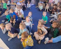 Dzieci z zainteresowaniem oglądają teatrzyk