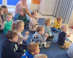 Dzieci z zainteresowaniem oglądają teatrzyk