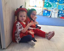 Dzieci z zainteresowaniem oglądają teatrzyk