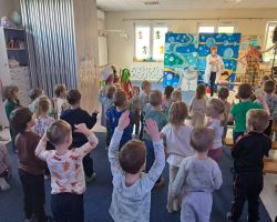 Dzieci z zainteresowaniem oglądają teatrzyk