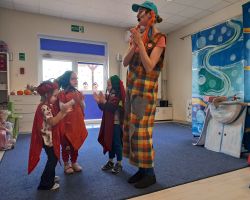 Dzieci z zainteresowaniem oglądają teatrzyk