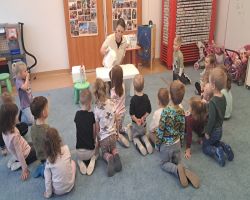 Dzieci uczestniczą w zajęciach poświęconych eksperymentom z suchym lodem