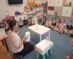 Dzieci uczestniczą w zajęciach poświęconych eksperymentom z suchym lodem