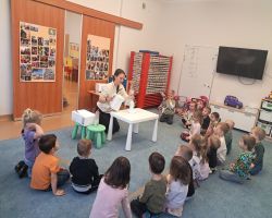 Dzieci uczestniczą w zajęciach poświęconych eksperymentom z suchym lodem