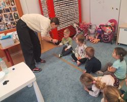 Dzieci uczestniczą w zajęciach poświęconych eksperymentom z suchym lodem