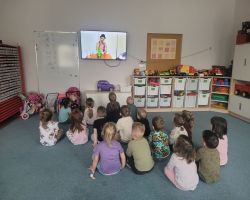 Dzieci uczestniczą w zajęciach poświęconych eksperymentom z suchym lodem