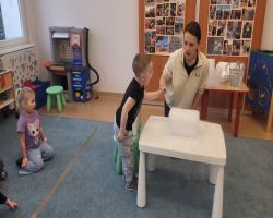 Dzieci uczestniczą w zajęciach poświęconych eksperymentom z suchym lodem