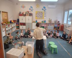 Dzieci uczestniczą w zajęciach poświęconych eksperymentom z suchym lodem