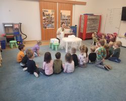 Dzieci uczestniczą w zajęciach poświęconych eksperymentom z suchym lodem