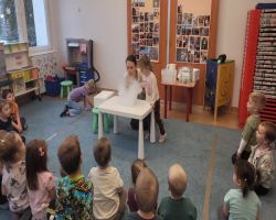 Dzieci uczestniczą w zajęciach poświęconych eksperymentom z suchym lodem