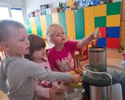 Dzieci samodzielnie przygotowują sok jabłkowy w sokowirówce