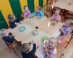 Dzieci podczas tworzenia prac plastycznych