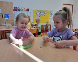 Dzieci podczas tworzenia prac plastycznych