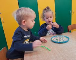 Dzieci podczas tworzenia prac plastycznych