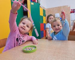 Dzieci podczas tworzenia prac plastycznych