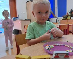 Dzieci podczas tworzenia prac plastycznych