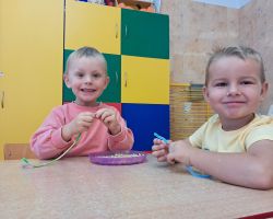 Dzieci podczas tworzenia prac plastycznych