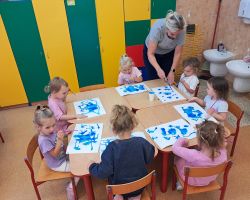 Dzieci podczas tworzenia prac plastycznych