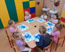 Dzieci podczas tworzenia prac plastycznych