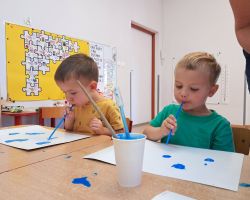 Dzieci podczas tworzenia prac plastycznych