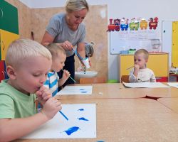 Dzieci podczas tworzenia prac plastycznych