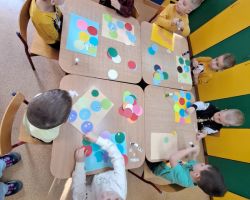 Dzieci podczas tworzenia prac plastycznych