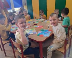 Dzieci podczas tworzenia prac plastycznych