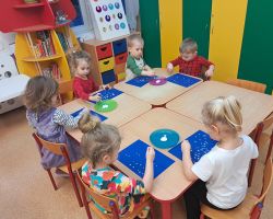 Dzieci podczas tworzenia prac plastycznych