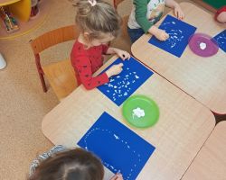 Dzieci podczas tworzenia prac plastycznych