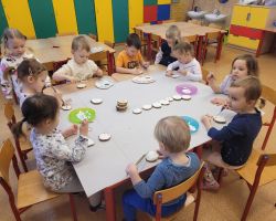 Dzieci podczas tworzenia prac plastycznych