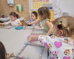Dzieci podczas tworzenia prac plastycznych
