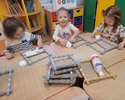 Dzieci podczas tworzenia prac plastycznych